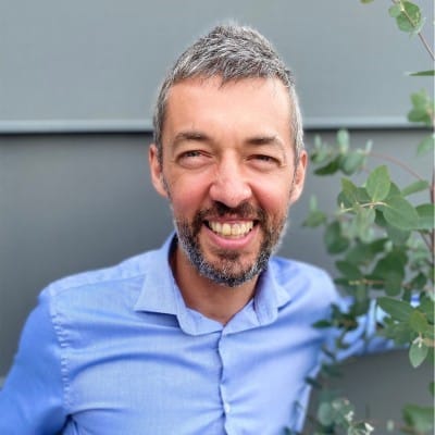 Erwan Barbier est formateur spécialisé en intelligence artificielle et recrutement.