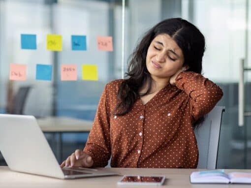 Ergonomía: ¿por qué y cómo debemos pensar en ella? Las malas posturas al trabajar frente a una pantalla de ordenador pueden provocar dolores y molestias que restan eficacia a los empleados en el trabajo.