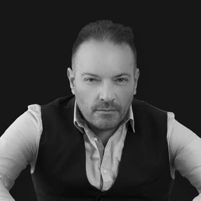 Nicolas Bret-Morel est comédien, metteur en scène et formateur spécialiste de la prise de parole en public.