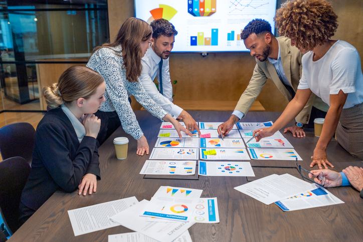 Illustration de l'article sur les stratégies marketing à suivre en 2025 pour rester compétitf