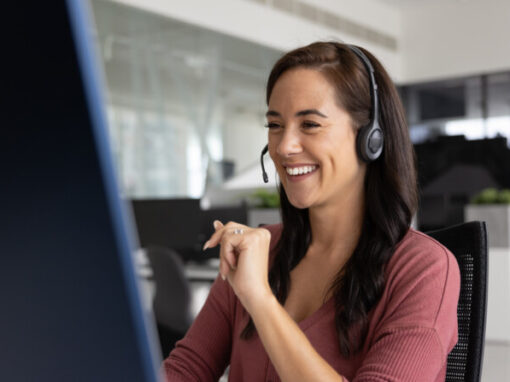 Verkoopassistent in een vergadering met een klant via videoconferentie