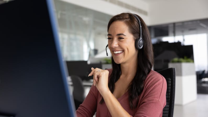 Verkoopassistent in een vergadering met een klant via videoconferentie
