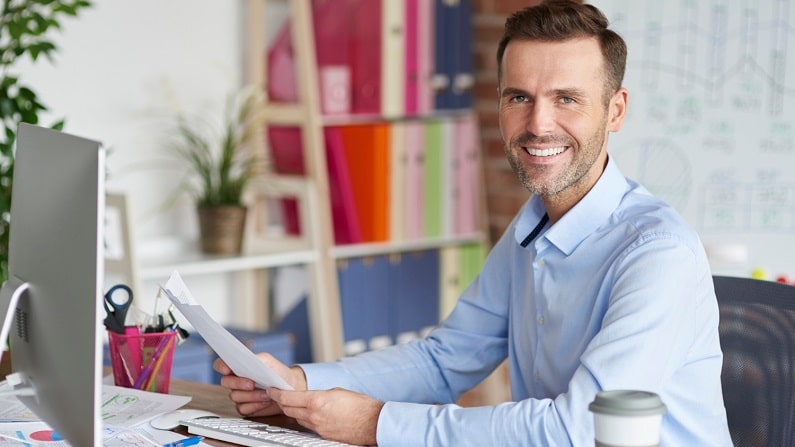 Conception des programmes de formation, élaboration de méthodes pédagogiques ou encore intégration d’outils innovants… L’ingénieur pédagogique joue un rôle clé pour assurer l’efficacité et la pertinence des formations.