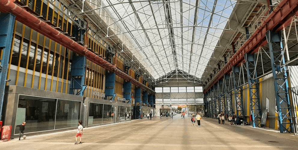 Passage de l’Internationale, axe principal de la reconversion du site - Source : https://cerdd.org/initiatives/fives-cail-la-metamorphose-d-une-friche-en-ecoquartier/f8038c81-6ba3-48db-af5e-92449d3b78a9
